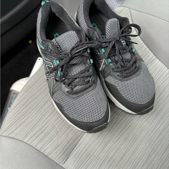 Asics shoes . US 7.5 worn twice. Little small for me. But very comfortable - Picture 1 of 3